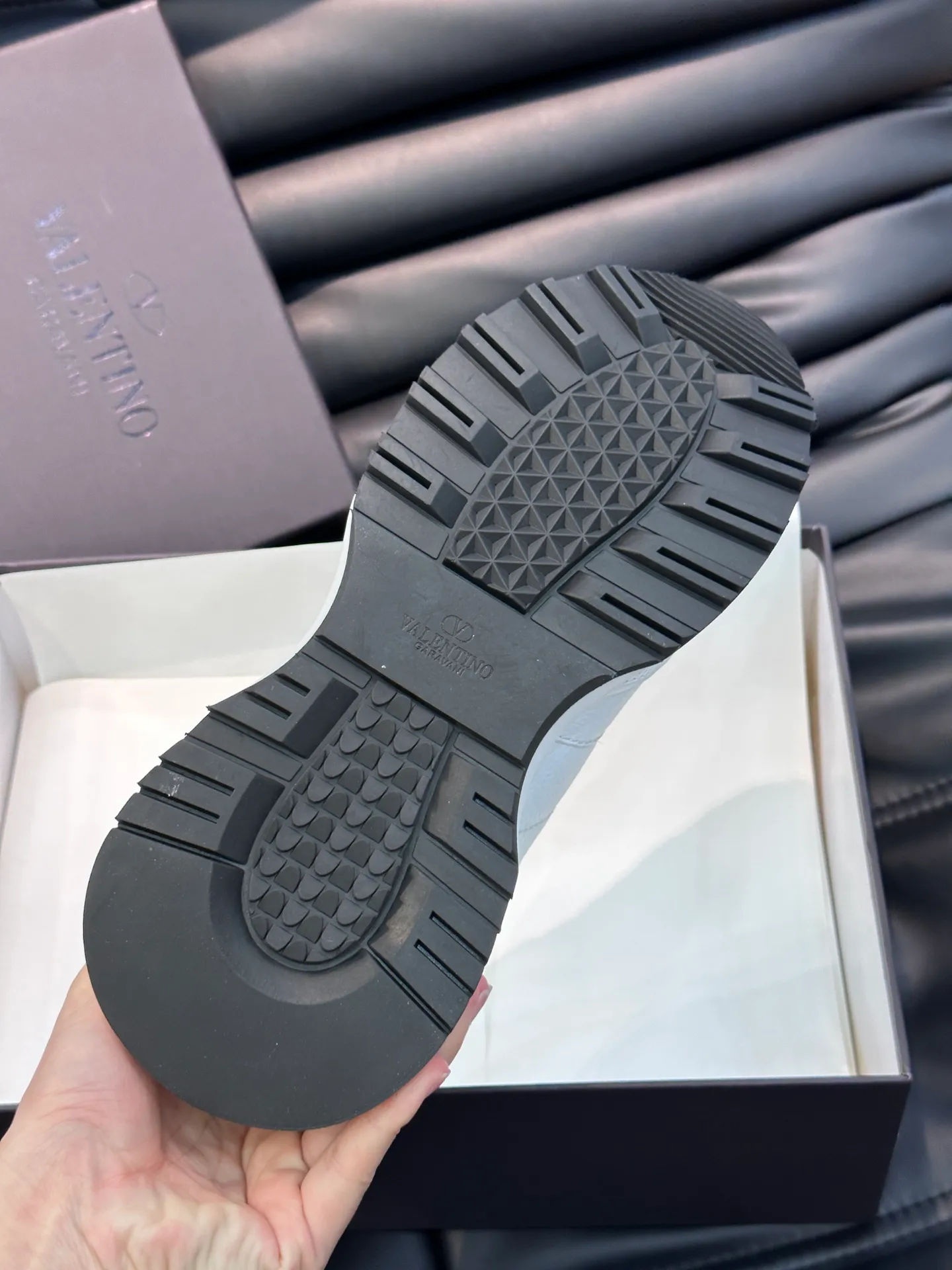 P540💰 Product trademark: VALENTINO "Valentino" Regular size: 38-44 [45 customized] Product material: Warren men's casual sports shoes, made of imported first-layer cowhide, with brand emblem on the tongue, rivet rubber outsole, non-slip, wear-resistant and shock-absorbing, cowhide lining foot pads, comfortable and breathable, with original box packaging equation bag!